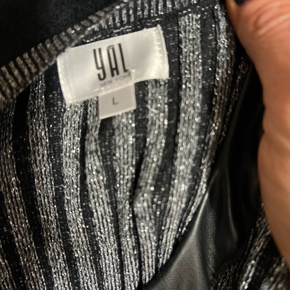 🖤🖤LIKE NEW-YAL NEW YORK BLACK & SILVER BUTTON UP SWEATER SZ L🖤🖤 - Picture 5 of 10